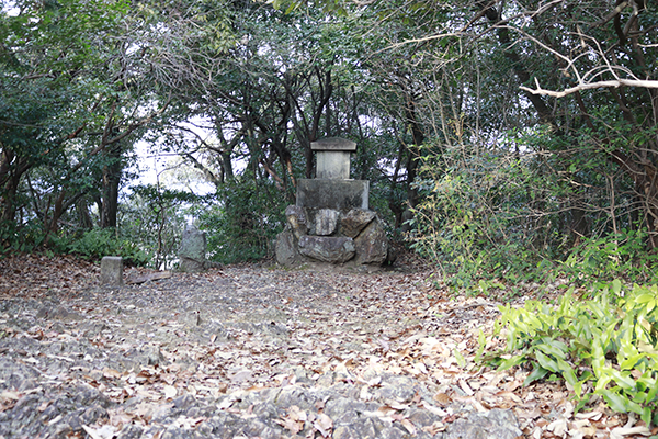金華山北西部の丸山にある伊奈波神社旧跡